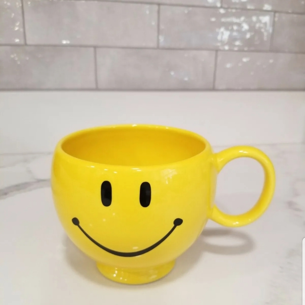 Smiley Emogi Happy Mug Teleflora Yellow 20 oz Oversized
